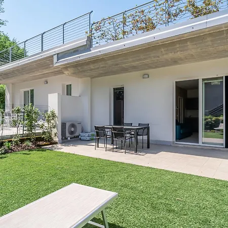 Garda Lido Red-green - Pool & Garden - By Host4u شقة بادينغي سول غاردا